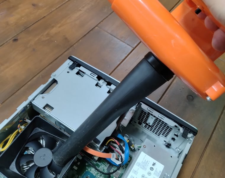 写真2　ヒートシンクのほこりは吹き飛ばしても隙間に押し込まれるだけだったので、綿棒で寄せ集め、集塵機能で一網打尽に