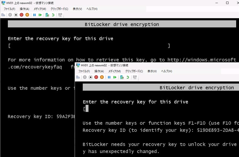 画面4 新規VMに設定を復元して起動しても、現在のvTPMはBitLockerのTPMプロテクターとしては機能しなくなるので、回復キーを入力して起動後、BitLockerを再セットアップする必要がある。Measure Bootが機能している場合は、セキュアブートポリシーの予期しない変更と判断され、やはり回復キーの入力が要求される(画面手前)